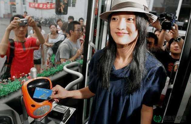 被称为公交车的明星：是道德缺失还是娱乐至死？