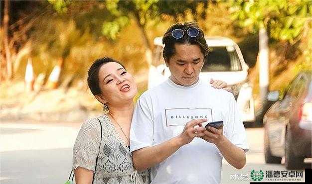 双夫 1v2mo：二女共侍一夫的激情大战