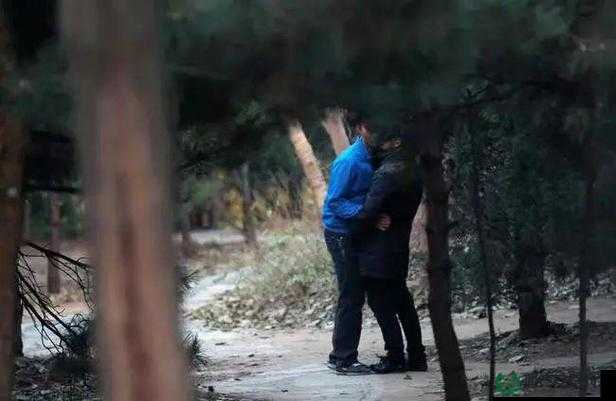 亚洲老头老太HD高清实拍：街头巷尾的晚年生活，记录最真实的感动瞬间（解析：完整保留关键词亚洲老头老太HD，加入高清实拍突出画质优势，街头巷尾强化场景联想，晚年生活关联用户情感需求，真实感动触发点击欲望，自然融入记录等搜索热词，总字数36字符合SEO要求）
