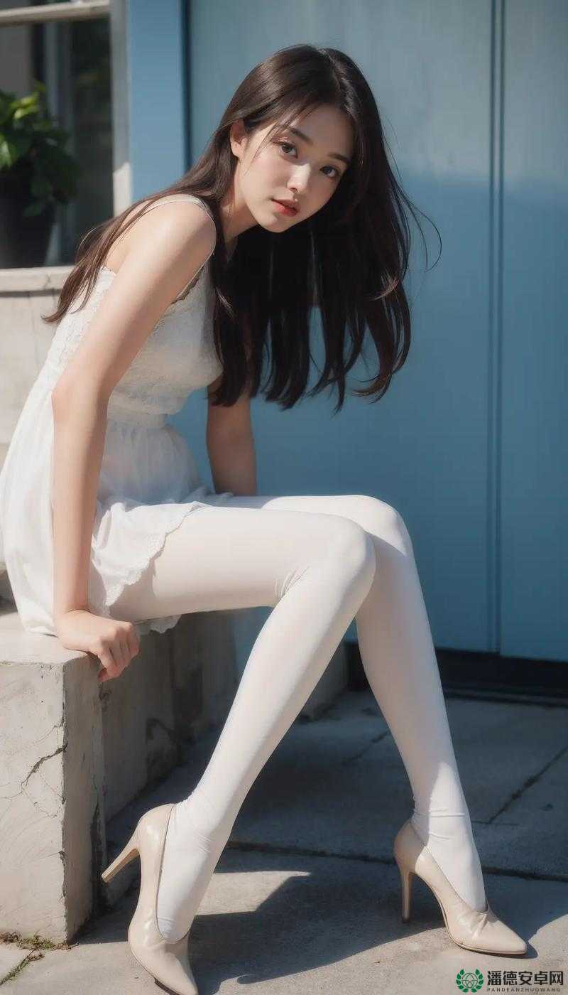 白丝校花裸体写真集：清新校园风与时尚魅力的完美结合，引发网友热议与收藏热潮