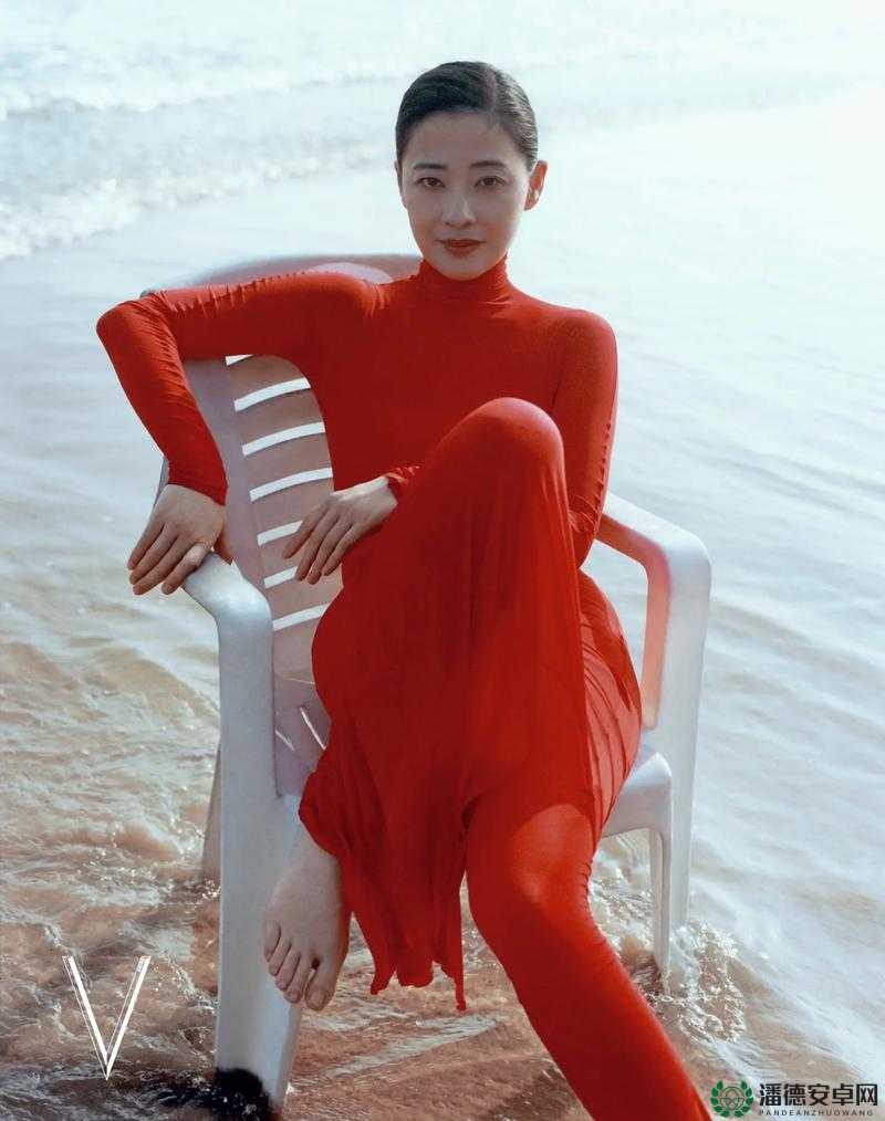 梅花13穿比基尼惊艳亮相，夏日海滩风情尽显独特魅力与时尚风采